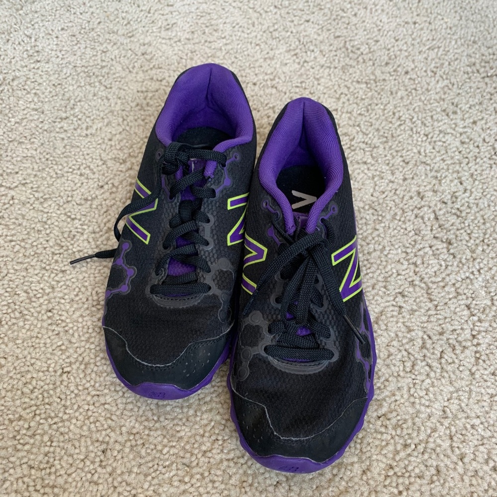 Tennis shoes